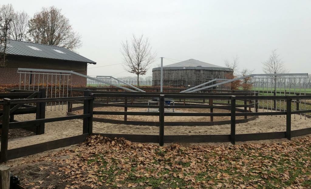 Trainingsmolen Trainingsmolen_4_paards_15_meter_met_houten_omheining_(2)
